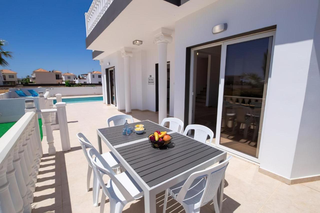 Villa Suncity Boutique Beachfront アヤナパ エクステリア 写真