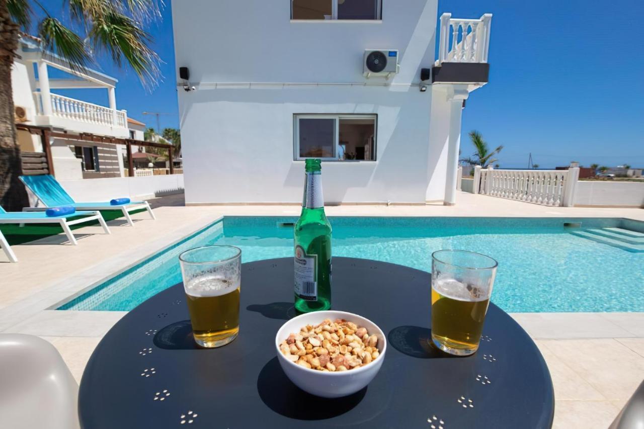 Villa Suncity Boutique Beachfront アヤナパ エクステリア 写真
